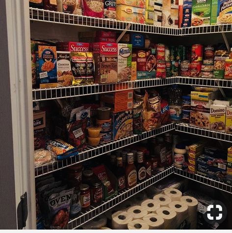 Pantry Full Of Food, Pantry With Snacks, Food Ideas For Wedding Reception, Food Ideas For Wedding, Snack Closet, Food Stockpile, Freakshakes Recipe, Pantry Goals, Best Junk Food