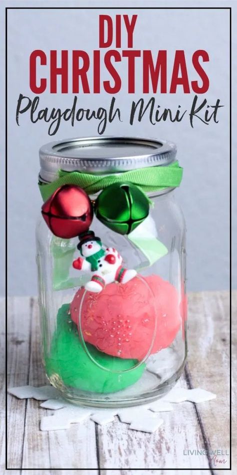 Give the perfect inexpensive homemade gift this Christmas when you make this DIY Christmas playdough kit. This fun, easy-to-make kit includes everything kids need for hours of fun and activity! Christmas Playdough Kit, Homemade Christmas Gifts For Kids, Diy Modeling Clay, Christmas Playdough, Homemade Gifts For Men, Play Dough Gift, Mason Jar Christmas, Diy Playdough, Playdough Kit