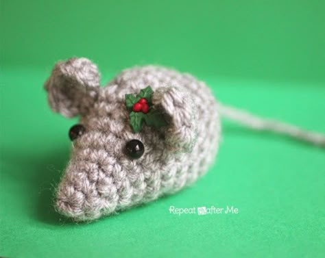 Tiny Crochet Mouse Crochet Mice, Crochet Santa Hat, Crochet Cat Toys, Repeat Crafter Me, Tiny Crochet, Single Crochet Decrease, Crochet Santa, Crochet Decrease, Crochet Mouse