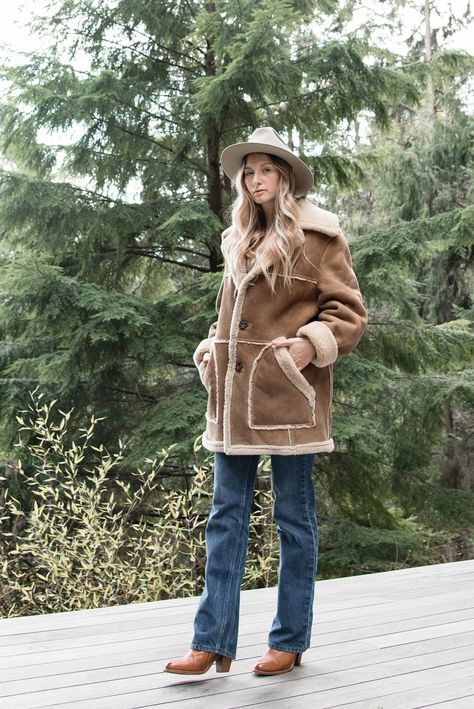 Barn Coat Outfit, Shearling Jacket Outfit, Fur Jacket Outfit, Suede Jacket Outfit, Hippie Jacket, Barn Coat, Sheepskin Jacket, Boho Jacket, Lambskin Leather Jacket