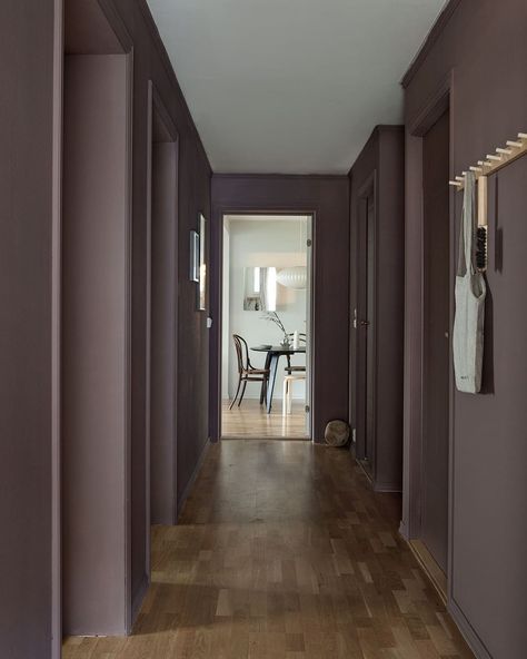 Jotun LADY on Instagram: “En drøm av en gang i fargen LADY 20142 Daydream! -Tenk at en farge kan gjøre en så stor forskjell! Når vegger, lister og dører males i den…” Hallway Before And After, Flooring For Stairs, House Color Palettes, Interior Wall Paint, Minimalist Room, Paint Colors For Home, Hallway Decorating, Residential Interior, Chic Home