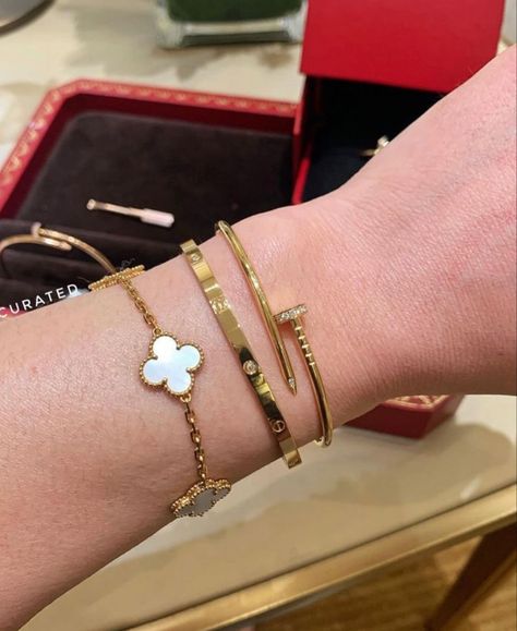 Cd Bracelet, Bracelet Clover, Dior Bracelet, Bracelet Butterfly, Expensive Jewelry Luxury, Fancy Jewellery Designs, Wrist Jewelry, Hand Accessories, Luxe Jewelry