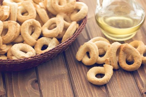 La ricetta dei Taralli vi permetterà di preparare in modo facile e veloce dei Tarallini Pugliesi Fatti in Casa friabili e gustosi, come da tradizione pugliese. Puglia Food, Biscotti Cookies, Italian Cookies, Beautiful Fruits, Savory Snacks, Onion Rings, Original Recipe, Finger Foods, Italian Recipes