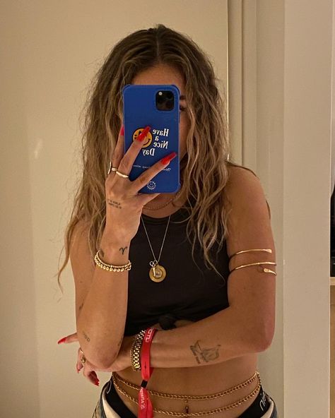 Kristen Mcatee Tattoo, Jesse Golden, Streetwear Jewelry Gold, Jesse Jo Stark Tattoo, Punk Style Gold Jewelry For Streetwear, Blonde Hair Gold Jewelry Aesthetic, Kristen Mcatee, Sporty Street Style, Street Style Aesthetic