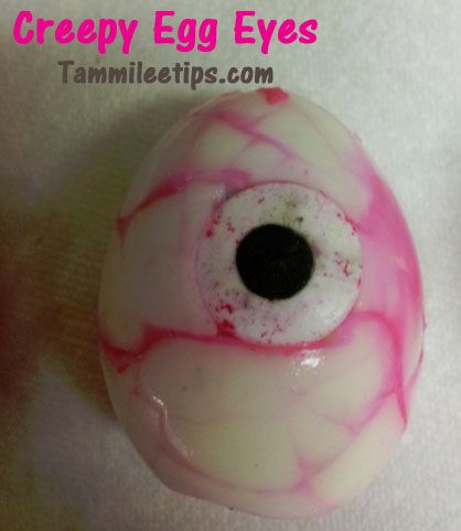 Creepy Egg Eyes How-To ~ Says: These eggs were really easy to make and look seriously creepy on a plate... fun for Halloween :) Mummy Cake, Edible Candy, Halloween Lunch, Halloween Foods, Candy Eyeballs, Fear Factor, Eye Ball, Zombie Party, Halloween Appetizers