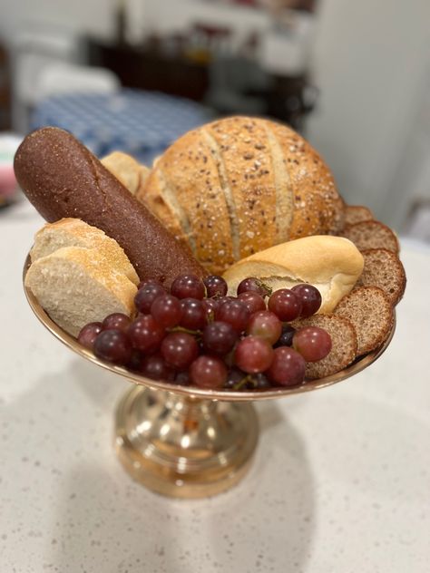 Improvised Bread Arrangement Bread Centerpiece Wedding, Bread Centerpiece, Soup Party, Food Centerpieces, Gift Recipes, Italian Centerpieces, Turkey Party, Communion Centerpieces, Breaking Bread