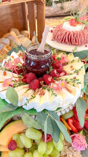 Charcuterie Catering, Eerie Photos, Charcuterie Appetizers, Fest Mad, Decorações Com Comidas, Haunting Photos, Breakfast And Brunch, Charcuterie Inspiration, Party Food Platters