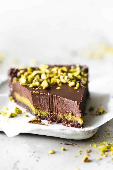 Dark Chocolate Pistachio, Pistachio Tart, Deserturi Raw Vegan, Pistachio Paste, Pistachio Dessert, Pistachio Recipes, Chocolate Pistachio, God Mad, Pistachio Cake