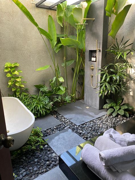 Inside Outside Bathroom, Outdoor Bath And Shower Ideas, Tropical Ceiling Design, Small Tropical Bathroom, Outdoor Ensuite, Outside Shower Ideas Backyards, Plants In Shower Ideas, Shower With Plants, Rustic Outdoor Shower Ideas