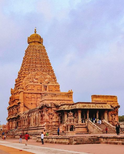 Brihadishvara Temple, is a Shaivite Hindu temple built in a Chola architectural style located on the south bank of the Cauvery river in Thanjavur, Tamil Nadu, India. It is one of the largest Hindu temples and an exemplar of Tamil architecture. Built by Chola emperor Rajaraja I between 1003 and 1010 CE, the temple is a part of the UNESCO World Heritage Site known as the "Great Living Chola Temples". Thanjai Periya Kovil Wallpaper, Tamil Architecture, Thanjavur Temple, Chola Temples, Buddha Statue Home, Indian Temple Architecture, Hindu Temples, Ancient Indian Architecture, Temple Photography