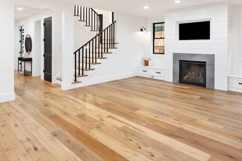 Hardwood Vs Vinyl Plank, Can Lights Living Room, Living Room Recessed Lighting Layout, Recessed Lighting In Living Room, Types Of Recessed Lighting, Dressing Pas Cher, Recessed Lighting Living Room, Recessed Lighting Layout, Fireplaces Layout