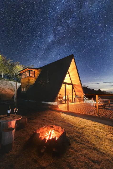 Cabanas do Alto | Cabana Biguá - Casas de campo para Alugar em Cunha, São Paulo, Brasil - Airbnb Opera House, Sydney Opera House, Hotel, Building, Travel, Cunha