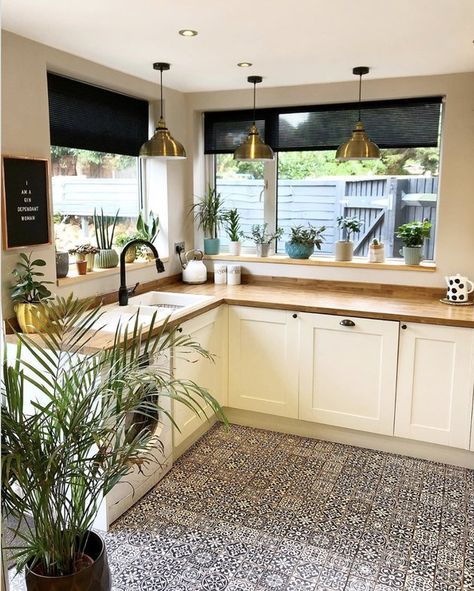 Pattern tile is popping up in interesting kitchens everywhere. Here are eight ways to use kitchen floor tile patterns that will sell you on the trend. #hunkerhome #kitchen #kitchenfloor #kitchentile #flooring Chic Kitchen Design, Kitchen Floor Tile Patterns, Ceramic Tile Floor Bathroom, White Tile Kitchen Floor, Decor Kitchen Ideas, Tile Floor Living Room, Bold Kitchen, White Kitchen Tiles, Classic White Kitchen