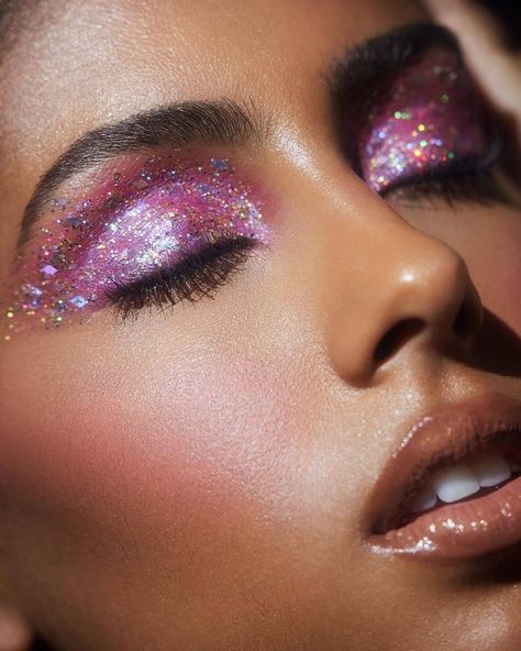 Cult Beauty on Instagram: “💃Weekend vibes 💃 ✨ Great in hair as well as on skin, @lemonhead.la’s foolproof, fallout-free formula will help you raise your glitter game…” Lemonhead La Glitter, Makeup Look Eyeshadow, Revolution Eyeshadow Palette, Red Eyeshadow Makeup, Makeup Revolution Eyeshadow, Disco Makeup, Look Disco, Revolution Eyeshadow, 70s Makeup