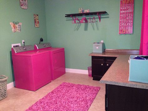 Pink and green laundry room with hot pink washer and dryer! Pink Washer And Dryer, Laundry Room Pink, Green Laundry Room, Wallpaper Laundry Room, Wallpaper Laundry, Pink Laundry, Pink Laundry Rooms, Green Laundry, Kitchen Improvements