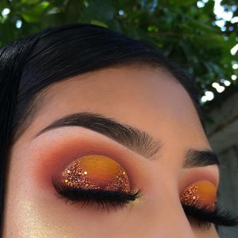 media naranja 🍊💔 detail Sunset Makeup, Maquillage On Fleek, Orange Eyeshadow, Make Up Inspiration, Makijaż Smokey Eye, Colorful Eye Makeup, Makeup Eye Looks, Creative Eye Makeup, Eye Makeup Art