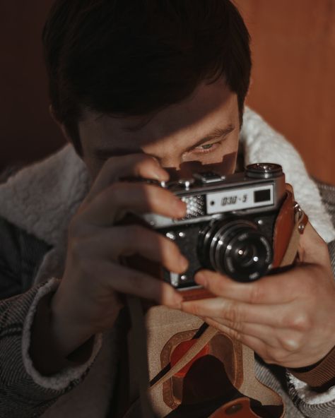 man in gray sweater holding black and silver camera photo – Free Person Image on Unsplash Camera Reference, Free Person, Popeye Magazine, Art Theory, Gray Sweater, Pose Reference Photo, Drawing Reference Poses, Photo Reference, Black And Silver