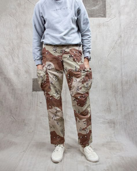 Camo Pants Men, Army Trousers, Desert Camouflage, Operation Desert Storm, Camo Outfits, Style Outfits Men, Camouflage Pants, Clothing Board, Desert Storm