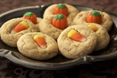 Mellowcreme Blossoms ~ Heat Oven to 350 Pumpkin Blossom Recipe, Halloween Class Treats, Soft Peanut Butter Cookies, Pumpkin Candy Corn, Peanut Butter Blossoms, Pumpkin Candy, Thanksgiving Sides, Thanksgiving Desserts, No Bake Treats