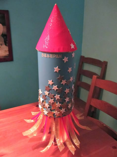 Rocketship Valentine Box Ideas, Rocket Valentine Box Ideas, Astronaut Valentine Boxes, Space Valentine Boxes For Kids, Rocket Valentine, Oatmeal Container Crafts, Oatmeal Canister, Girls Valentines Boxes, Valentines Day Boxes