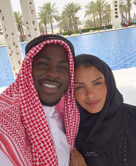 Muslim Couple Goals, Engagement Photo Shoot Poses, Mixed Race Couple, Studera Motivation, Swag Couples, Weave Ponytail Hairstyles, Interacial Couples, Mixed Couples, Couple Fits