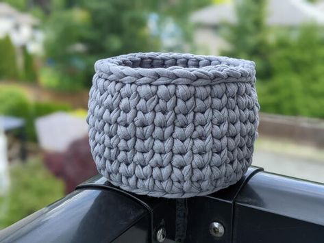 Crochet Basket T-shirt Yarn Crochet Pen Holder, Crochet Decor Patterns, Fast Crochet Projects, Crochet 101, Fast Crochet, Yarn Basket, Crochet Decor, Crochet Baskets, Crochet Hexagon