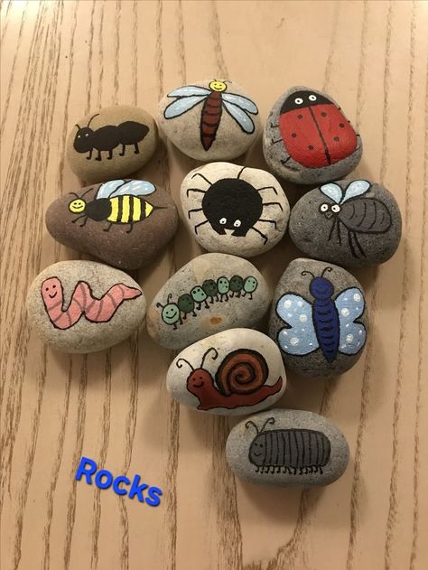 Mud Kitchen, Cool Rocks, Rock Painting Patterns, Arts And Crafts For Kids, Painted Rocks, Insects, Bee, Crafts For Kids, Christmas Crafts