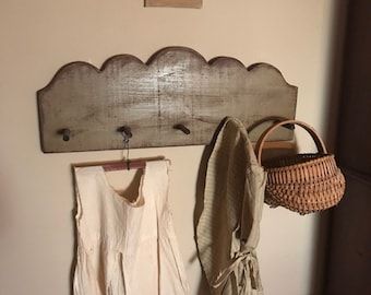 Primitive Country Bedrooms, Old Tavern, Primitive Decor Ideas, Primitive Fall Decor, Peg Rack, Primative Decor, Primitive Walls, Primitive Colonial, Colonial Home