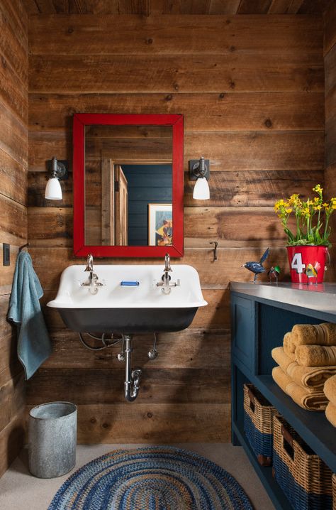 Small Rustic Bathroom, Mountain House Design, Farm Bedroom, Micro Cabin, Cabin Vibes, Cabin Bathrooms, Vintage Cabin, Cabin Interiors, Cabin Living