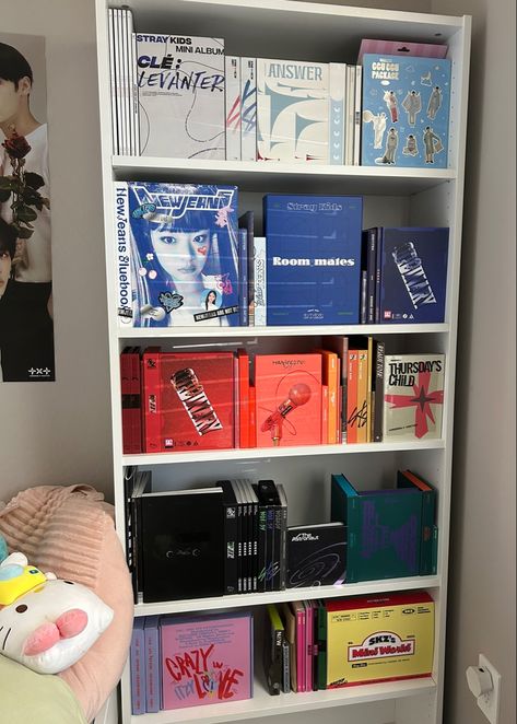 Skz Album Shelf, Kpop Album Shelves, Kpop Albums Organization, Kpop Album Setup, K Pop Album Collection, Newjeans Album Collection, Kpop Collection Shelf, K Pop Bookshelf, Kpop Album Enhypen