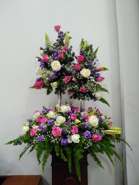 Floral Alter, Diy Graduation Gifts, Diy Graduation, Flower Arrangement Designs, Church Flower Arrangements, Church Flowers, Modern Flower Arrangements, Graduation Diy, Modern Flower