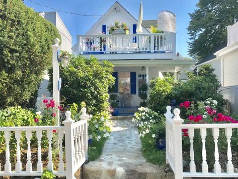 Garden Room - Bed and breakfasts for Rent in Marblehead, Massachusetts, United States - Airbnb Marblehead Massachusetts, King Sized Bed, The Garden Room, Romantic Bed And Breakfast, Romantic Bed, Salem Ma, Victorian Cottage, Private Deck, Secret Gardens