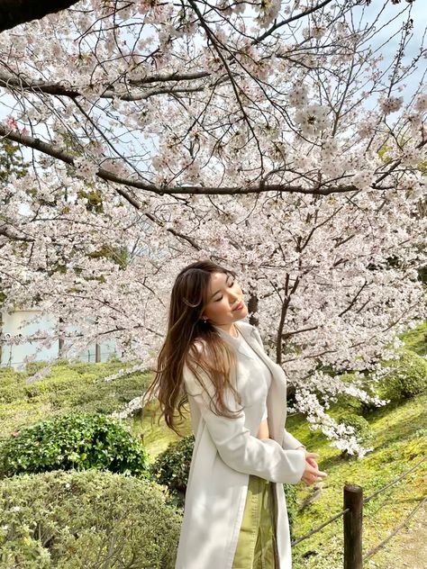 Japan Spring Fashion Cherry Blossoms, Japan Outfit Cherry Blossom, Cherry Blossoms Outfit Ideas, Cherry Blossom Photo Ideas, Japan Spring Outfit Cherry Blossoms, Cherry Blossom Outfit Ideas Japan, Japan Travel Fashion, Sakura Outfits Cherry Blossoms, Cherry Blossom Viewing Outfit