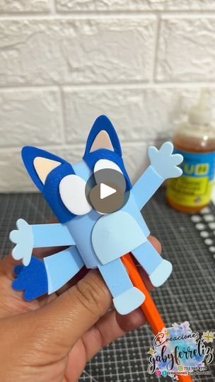 Bluey | Fofulapiz BLUEY
Moldes de bluey y bingo en venta 
$40 pesitos por los dos o $3 dolar por PayPal
Si te interesa adquirir el aula puedes enviarme mensajito... | By Creaciones GabyferretizFacebook Bluey Crafts, Bluey Y Bingo, Fiesta Bluey, Bingo Bluey, Ideas Cumpleaños, Bluey And Bingo, Bluey Bingo, Paper Rolls, Cricut Maker