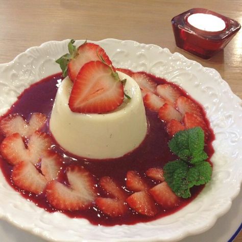 Strawberry panna cotta. Panna Cotta Aesthetic, Strawberry Dessert Aesthetic, Strawberry Tanghulu Aesthetic, Strawberry Deserts Aesthetic, Strawberry Panna Cotta Recipe, Korean Strawberry Cake Aesthetic, Strawberry Panna Cotta, African Symbols, Dream Food