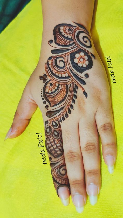 Dm for further bookings and inquires 📲 9167282797 #henna #cutwork #hennaartist #hennaart #hennatattoo #indianbride #designerart #reels #reelsinstagram #roses #loveforever #hennainspo #hennainspire #hennadesigns #hennaheaven #hennaartist #mehndi #reel #reelsindia #nitumehndiartist #mehndiart #reelsindia #weddingblog #passion #weddingblogger #mumbai #destinationwedding #weddingwire #dreamwedding #indianbrides Arbic Mendhi Design, Arebic Mhendi, Arebic Mahendi, Palm Mehendi, Arabian Mehndi Design, Arabic Mehendi, Finger Henna Designs, Latest Henna Designs, Simple Mehndi Designs Fingers