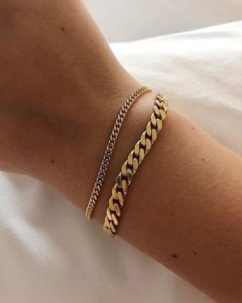 Stacked Bracelets Gold, Bracelets Classy, Gold Dainty Jewelry, Bracelets Stacked, Pear Shaped Diamond Necklace, Gold Bracelets Stacked, Stacked Bracelets, Skor Sneakers, Hippie Look