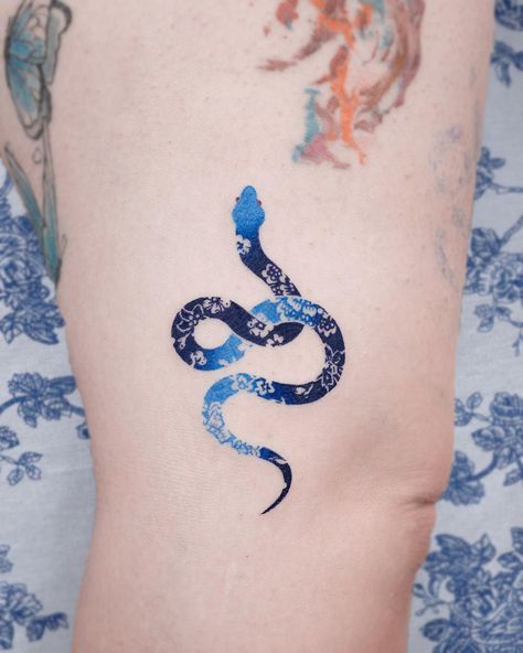 Female Tattoo Designs, Tattoo Ideas For Female, Tattoos Henna, Tattoo Artist Tattoo, Tattoo Snake, Gem Tattoo, Tattoo Design Tattoo, Serpent Tattoo, Snake Tattoo Design