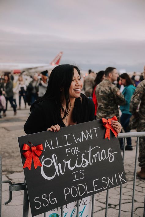 All I want for Christmas is my soldier deployment homecoming sign Welcome Home Soldier Party Ideas, Soldier Homecoming Signs, Army Welcome Home Signs, Deployment Welcome Home Signs, Military Homecoming Decorations, Deployed Boyfriend, Welcome Home Signs For Military, Deployment Homecoming Signs, Military Photoshoot