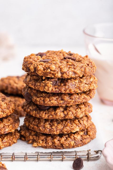 These are the best lactation cookies for nursing mamas! They're soft, chewy and made with ingredients to help boost milk supply like oats, flaxseed and brewer's yeast. Best Lactation Cookies, Healthy Lactation Cookies, What Is Healthy Food, Boost Milk Supply, Lactation Cookies, Brewers Yeast, Milk Production, Pregnancy Food, Cookie Calories