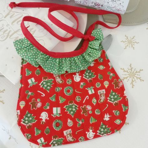 Dribble Bib Pattern Free, Baby Scarf Bib Pattern Free, Bib With Elastic Neck Pattern, Cute Handmade White Bib, Diy Baby Bibs, Christmas Bib, Bib Pattern, Baby Sewing Projects, Baby Projects