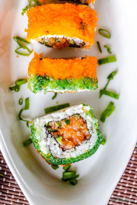 Spicy Salmon Sushi Roll w/ alternating Roes Wrap-around Inside Out Sushi, Spicy Salmon Roll, Spicy Salmon Sushi, Salmon Sushi Rolls, Sushi Recipes Homemade, Salmon Roll, Sashimi Sushi, Sushi Dishes, Salmon Sashimi