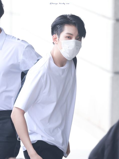 Wonwoo Airport Fashion, Wonwoo Airport, Wonwoo Icons, Pledis Seventeen, Choi Hansol, Svt Wonwoo, White Face Mask, Won Woo, Adore U