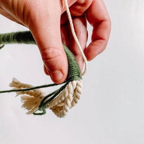 Macrame Candy Cane, Candy Cane Ornaments, Macrame Ornaments, Afternoon Crafts, Creative Garden Decor, Boho Crafts Diy, Macrame Christmas, Christmas Wreaths Diy Easy, Candy Cane Ornament