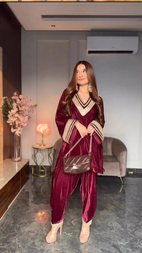 Suit Video, Velvet Pakistani Dress, Velvet Suit Design, Velvet Dress Designs, Pakistani Fashion Casual, Pakistani Fancy Dresses, Pakistani Fashion Party Wear, Salwar Kamiz, Beautiful Pakistani Dresses