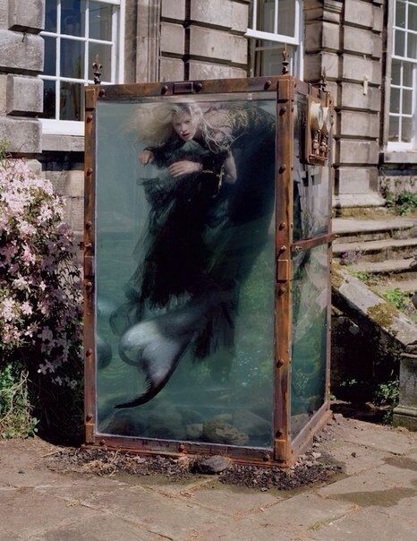 Mermaid inside a glass water tank art Tim Walker Photography, Kristen Mcmenamy, Fashion Fotografie, Steampunk Tendencies, Water Modeling, Mode Editorials, Patrick Demarchelier, Tim Walker, Mercury Retrograde