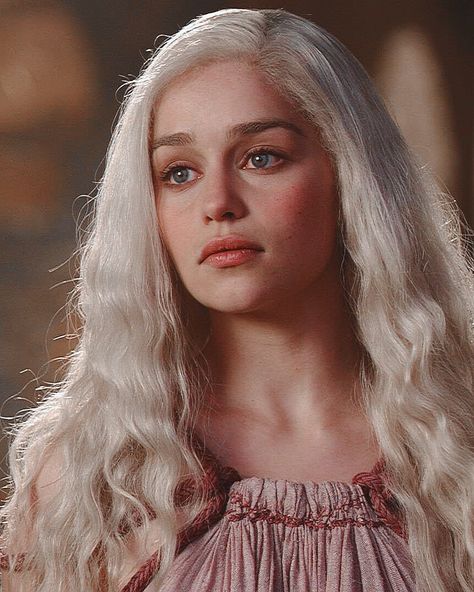 Daenerys Targaryen Book, Emilia Clarke Body, Daenerys Targaryen Gif, Daenerys Targaryen Costume, Targaryen Hair, Dessin Game Of Thrones, Daenerys Targaryen Icons, Emilia Clarke Daenerys Targaryen, Game Of Throne Daenerys