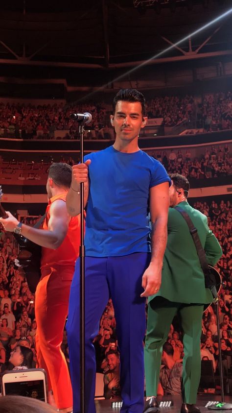 Happiness Begins Jonas Brothers, Joe Jonas Wallpaper, Jonas Brothers Outfits, Jonas Brothers Wallpaper, Jonas Brothers Happiness Begins, Best Party Songs, Jonas Brothers Concert, Jonas Brother, Kevin Jonas