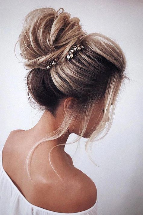 high loose bun wedding updo hairstyles #weddingstylehair Formal Hairstyles Updo, Trendy Wedding Hairstyles, Penteado Cabelo Curto, Wedding Hairstyles Updo, Trending Hairstyles, Wedding Hairstyles For Long Hair, Bridesmaid Hair, Hair Videos, Hair Updos