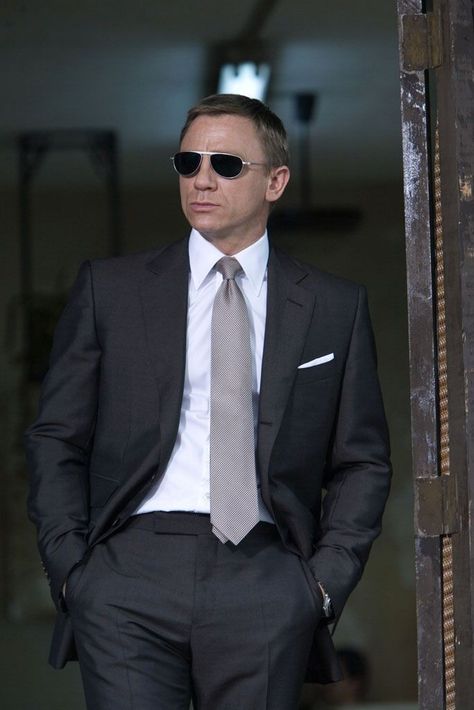 Charcoal Two Piece Suit with White Dress Shirt, Silver Tie, White Pocket Square and Black Aviator Sunglasses Daniel Craig Suit, Craig 007, Daniel Craig Style, James Bond Suit, Bond Outfits, Bond Suits, Quantum Of Solace, James Bond Style, Guy Fashion